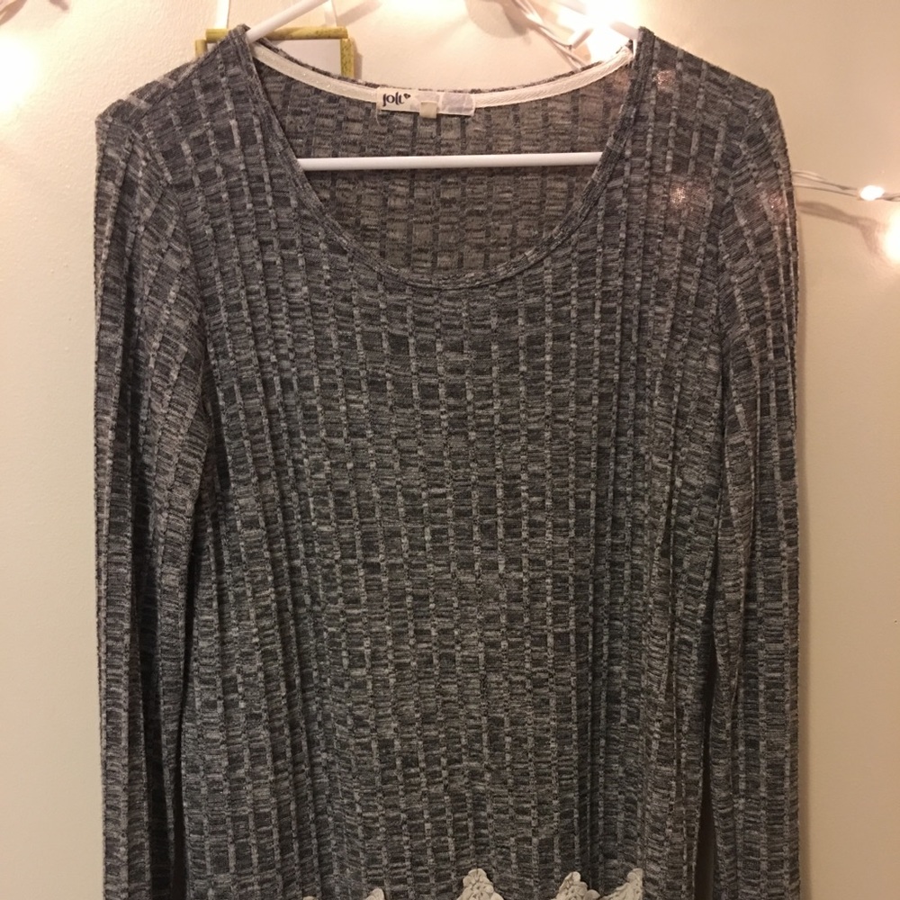 ❌SOLD ❌5/$20 Lace trim long sleeved top